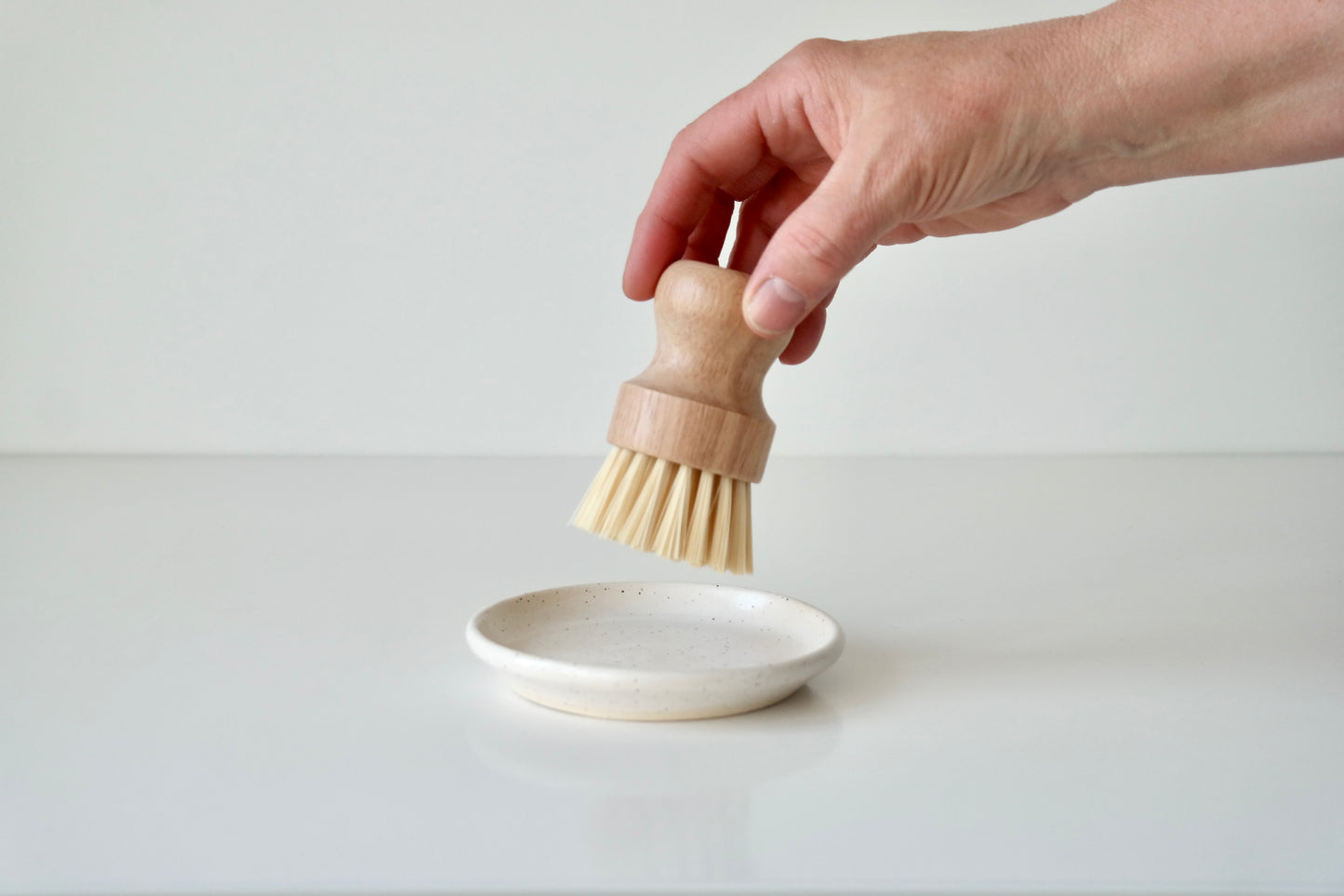 Dish Brush & Ceramic Rest – Speckled White