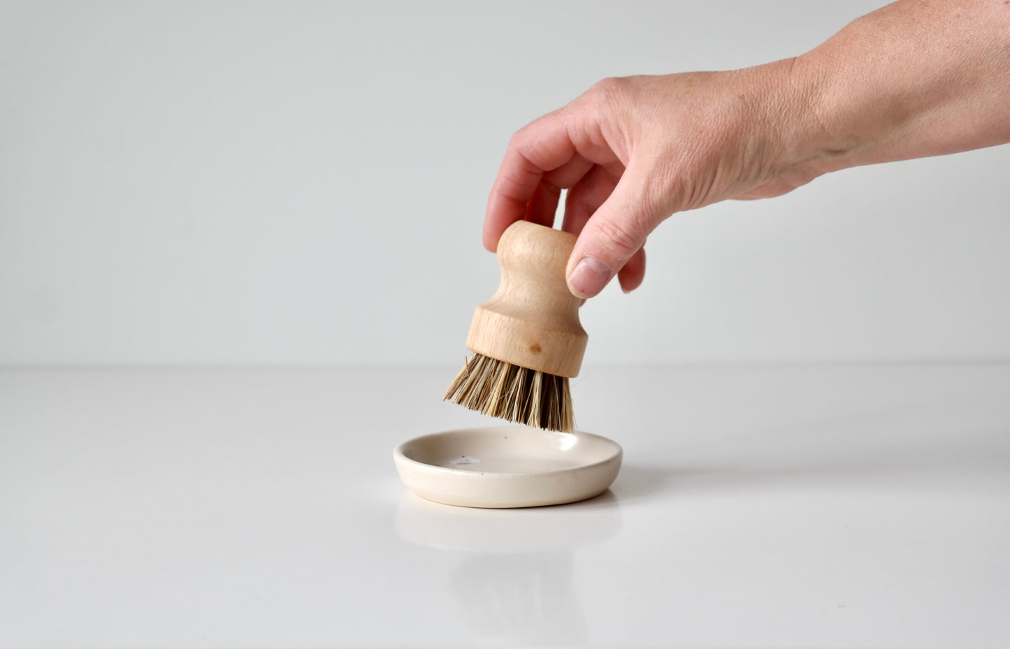 Dish Brush & Ceramic Rest – Speckled White